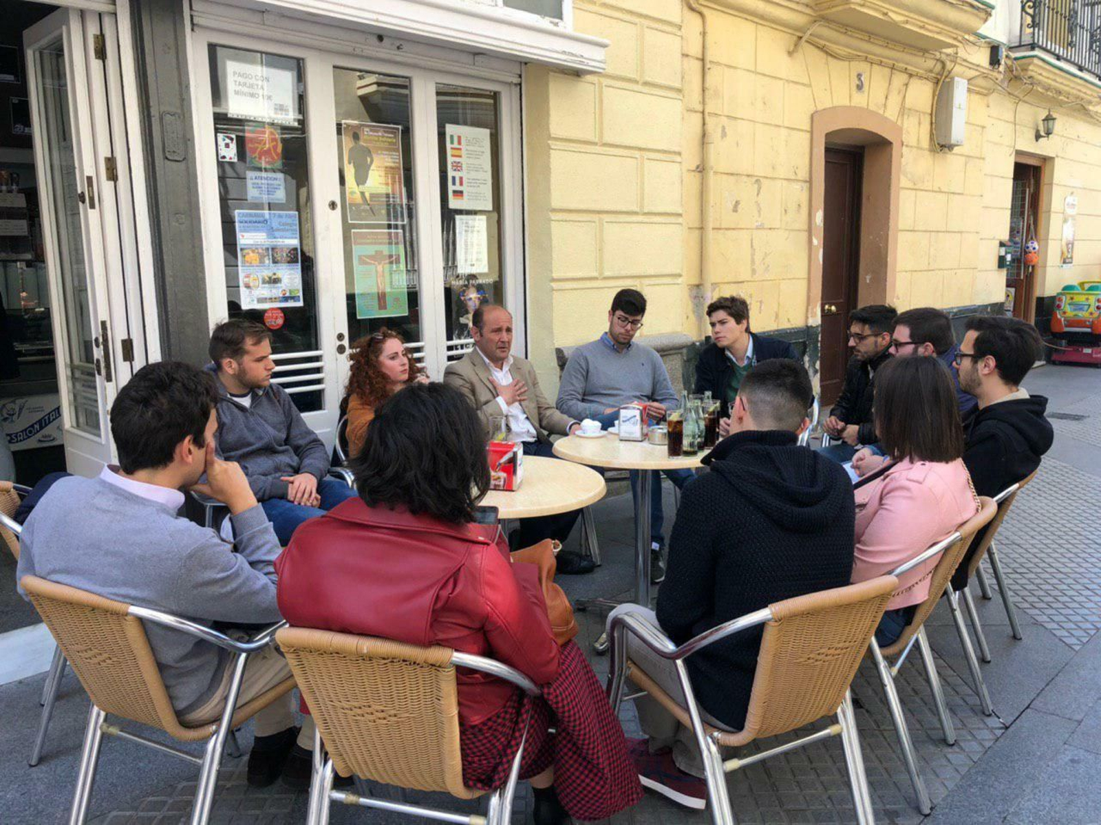 Juancho Ortiz en una reunión con jóvenes gaditanos.
