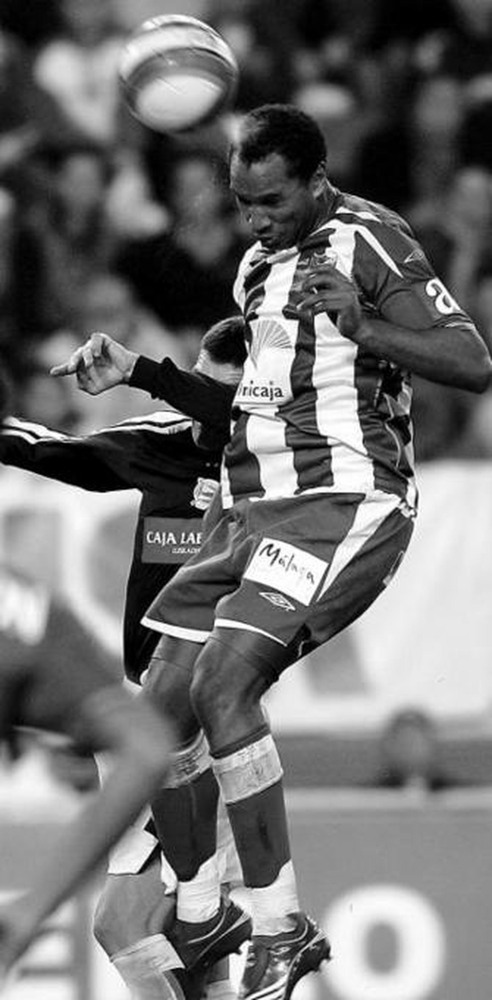 El malaguista Elder salta más que un contrario.