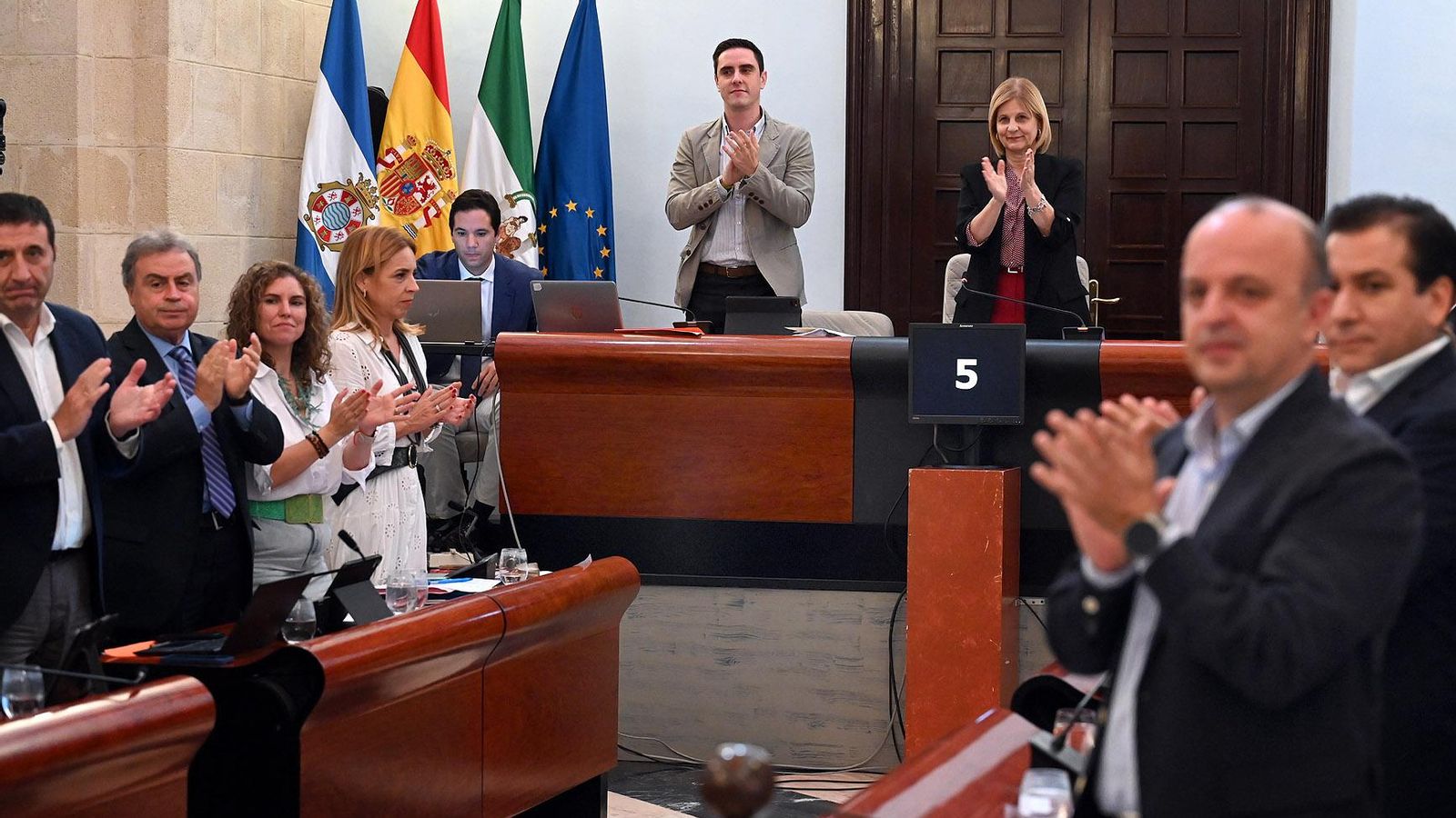 El pleno aplaude a los representantes de Faisem tras leerse una declaración institucional con motivo del Día Mundial de la Salud Mental. El pleno aplaude a los representantes de Faisem tras leerse una declaración institucional con motivo del Día Mundial de la Salud Mental.
