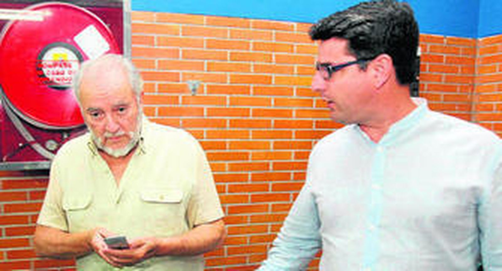 Julio Anguita y Pedro García, durante la asamblea constituyente de Ganemos Córdoba.