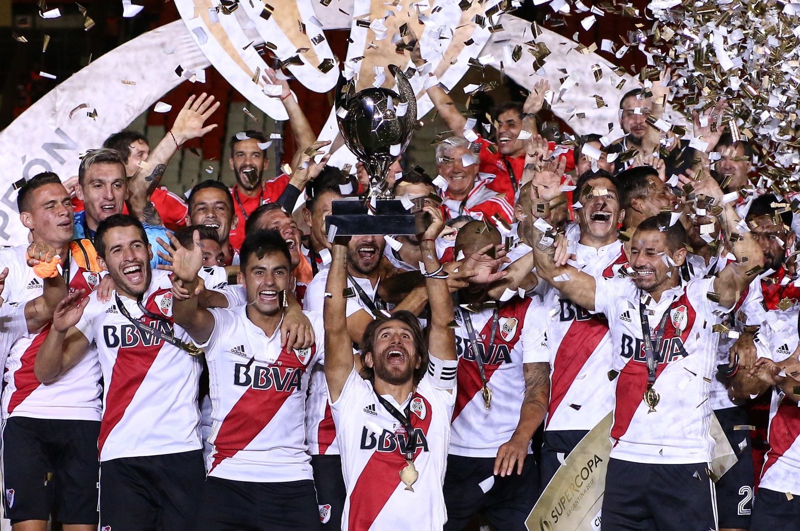 Los jugadores de River levantan el trofeo