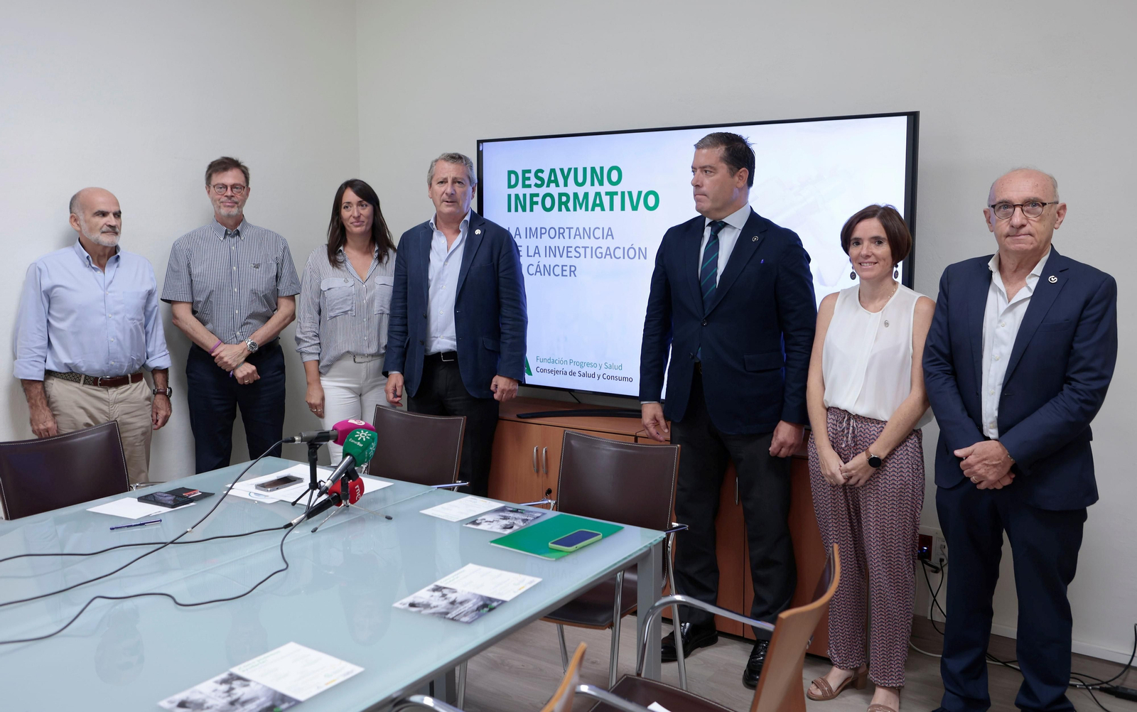 Jesús Maza y Gonzalo Balbontín, en el centro, junto al resto de participantes en el desayuno informativo.