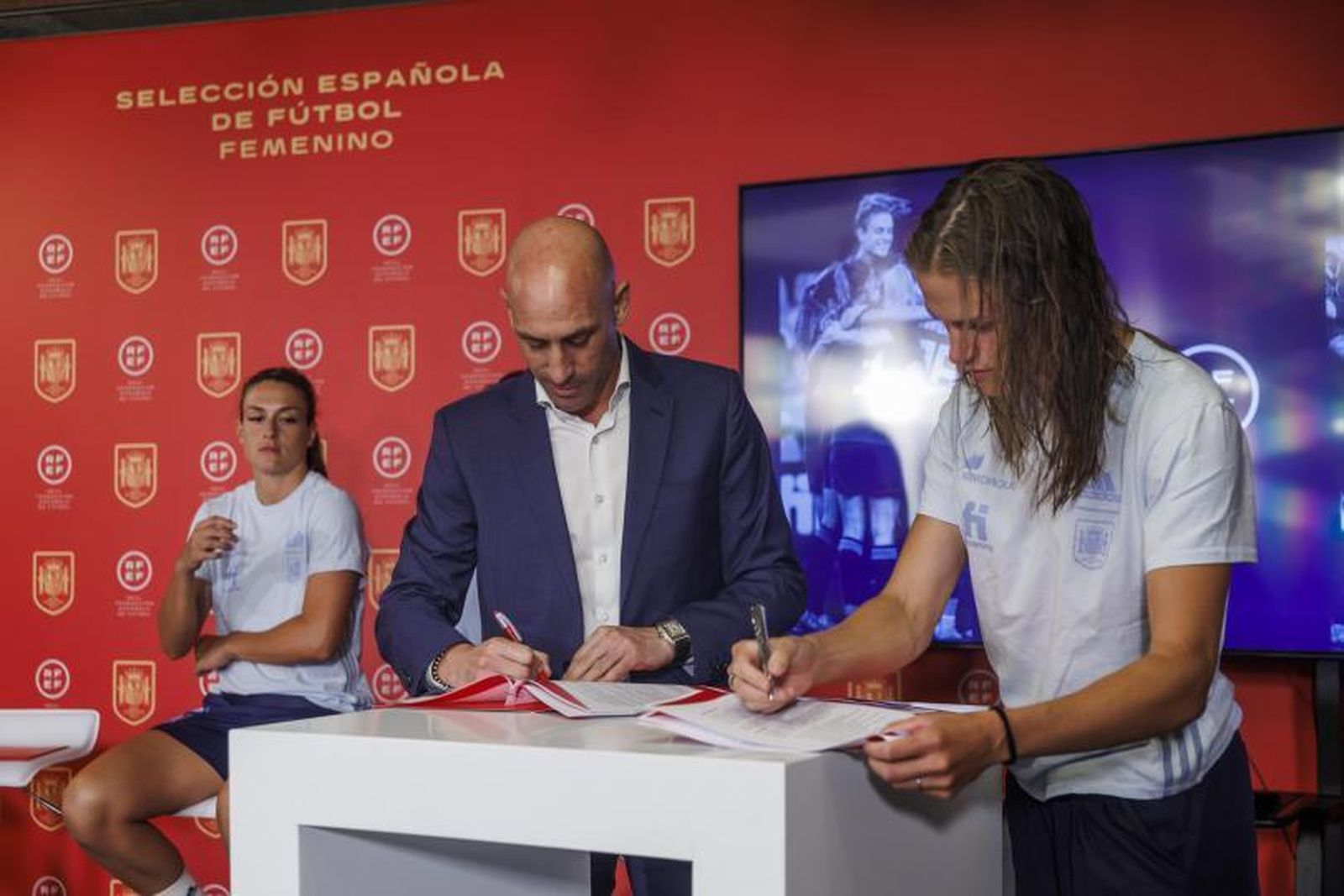 Luis Rubiales y la capitana de la selección española, Irene Paredes, firman el histórico acuerdo.