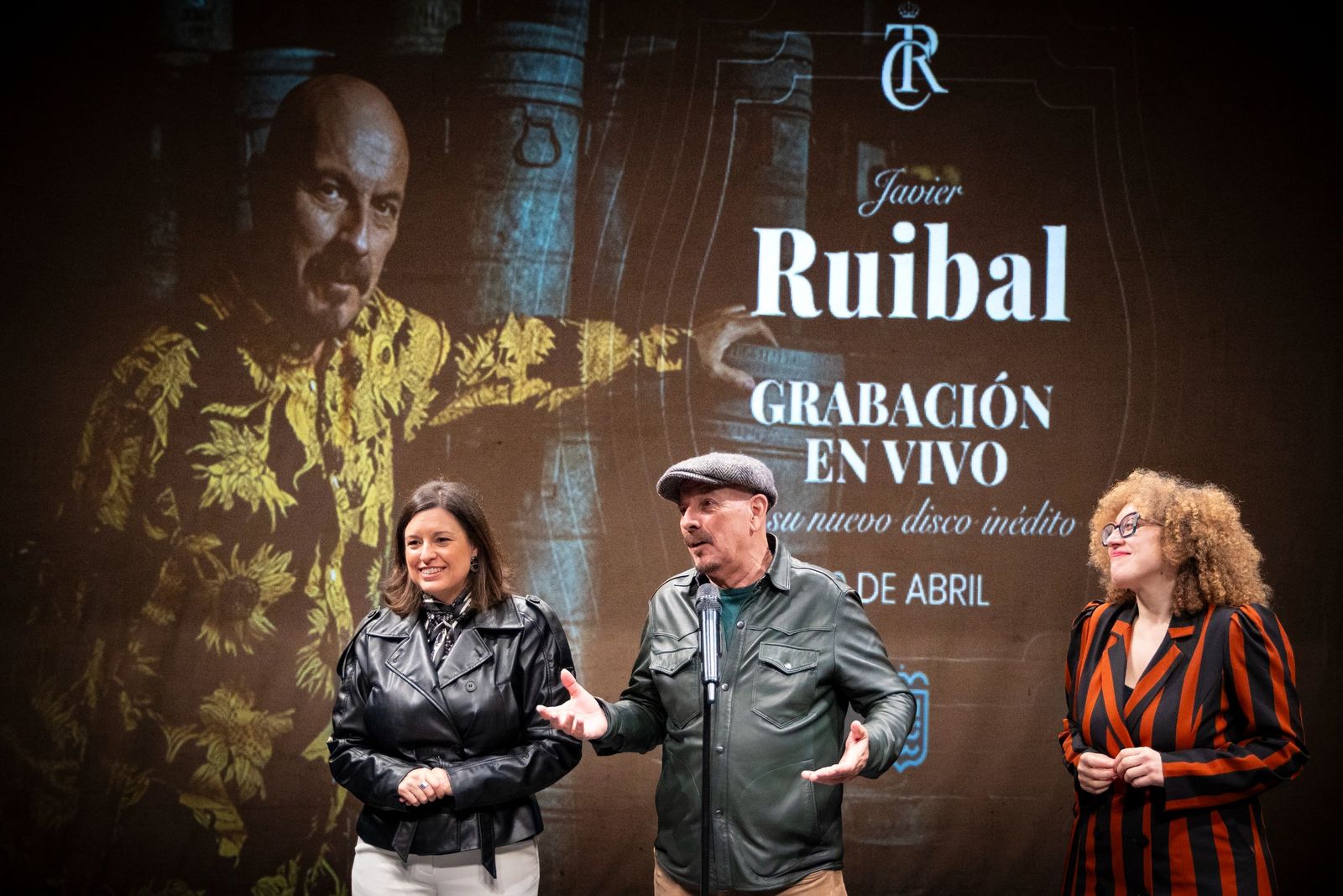 Ruibal, presentando su espectáculo en el Teatro de las Cortes en compañía de la alcaldesa y la concejala de Cultura.
