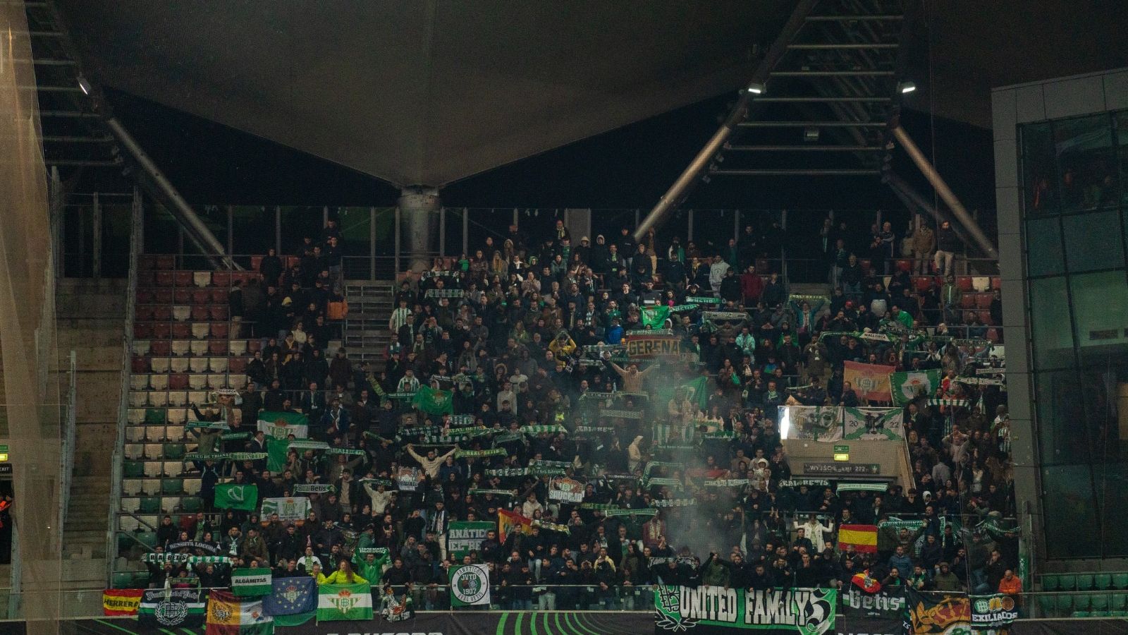 Los aficionados verdiblancos en el estadio del Legia de Varsovia