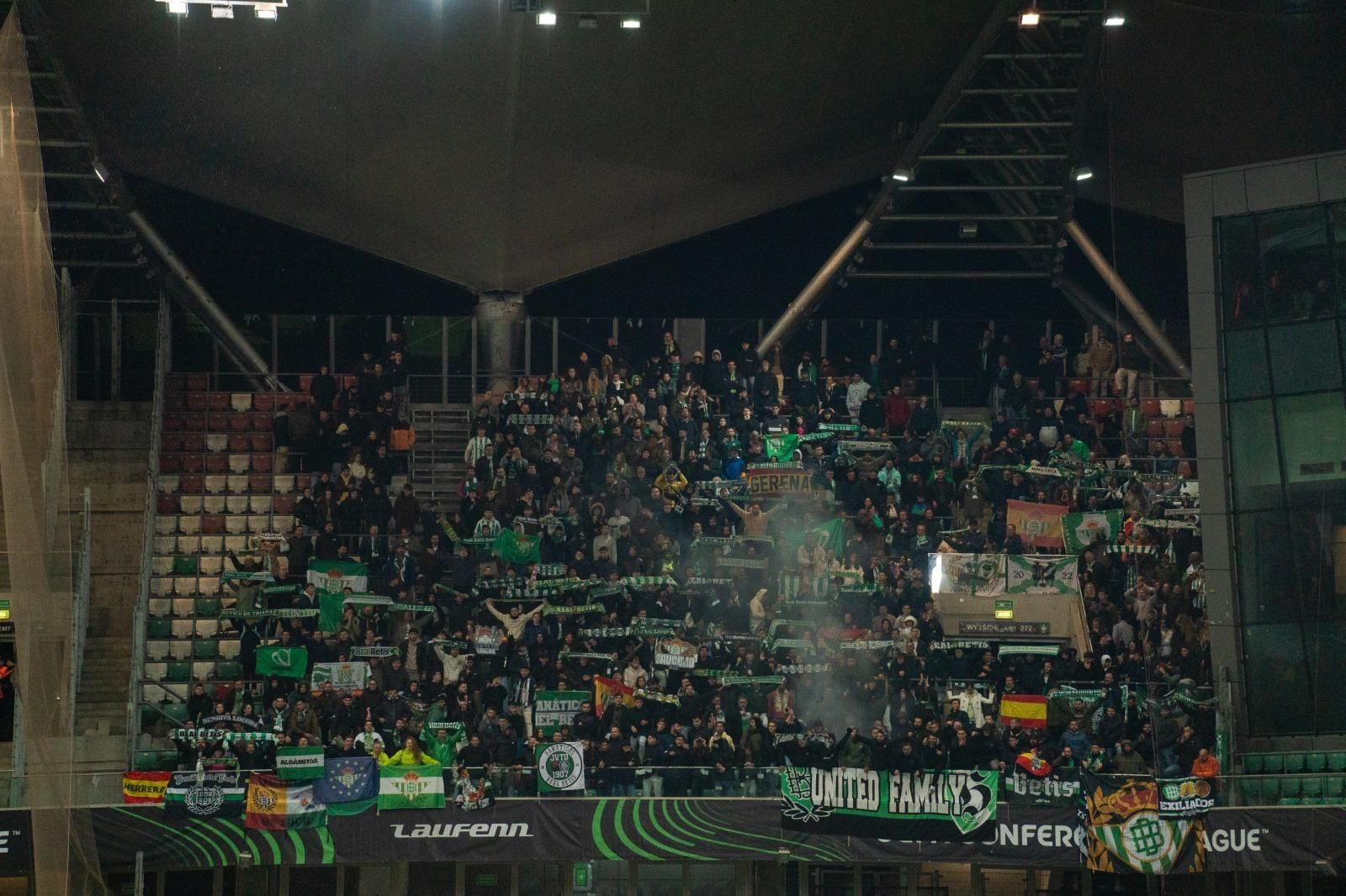 Los aficionados verdiblancos en el estadio del Legia de Varsovia Los aficionados verdiblancos en el estadio del Legia de Varsovia