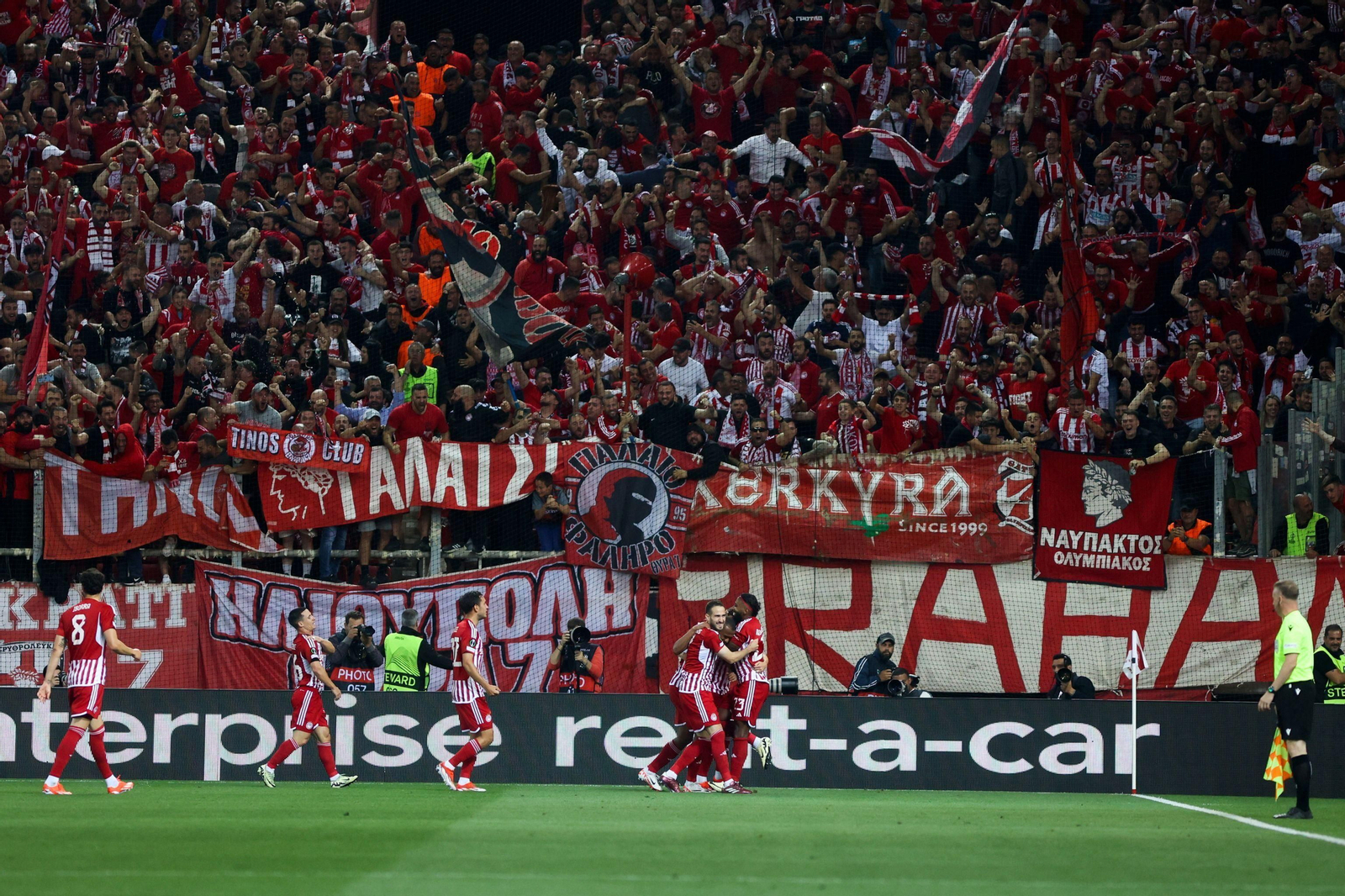 Los jugadores del Olympiacos celebran el 1-0 de El Kaabi, de nuevo bigoleador.