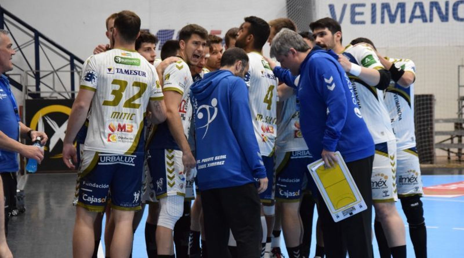 Paco Bustos hace piña con sus jugadores en un tiempo muerto.