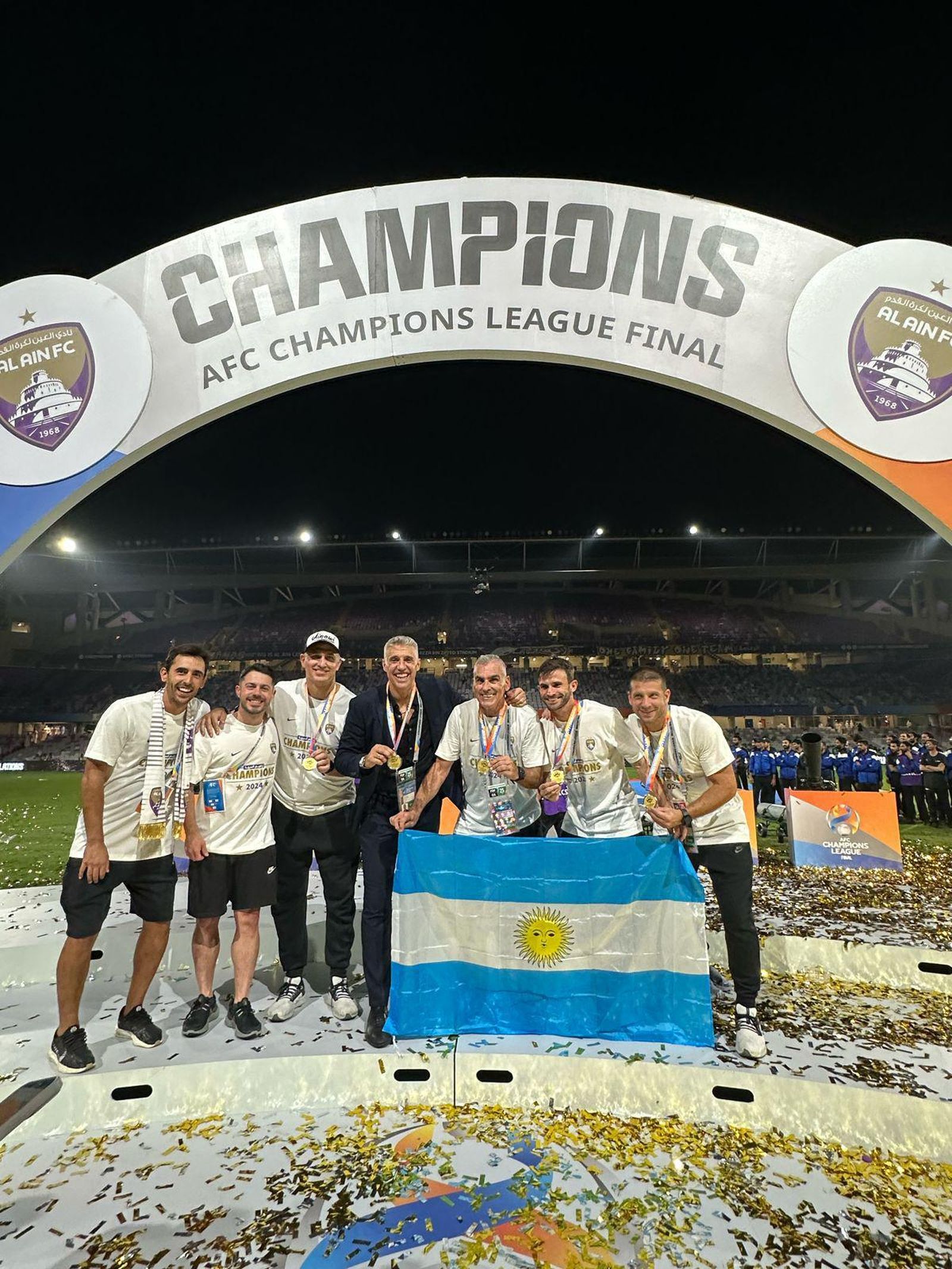 Hidalgo, junto al 'staff' técnico del Al-Ain.