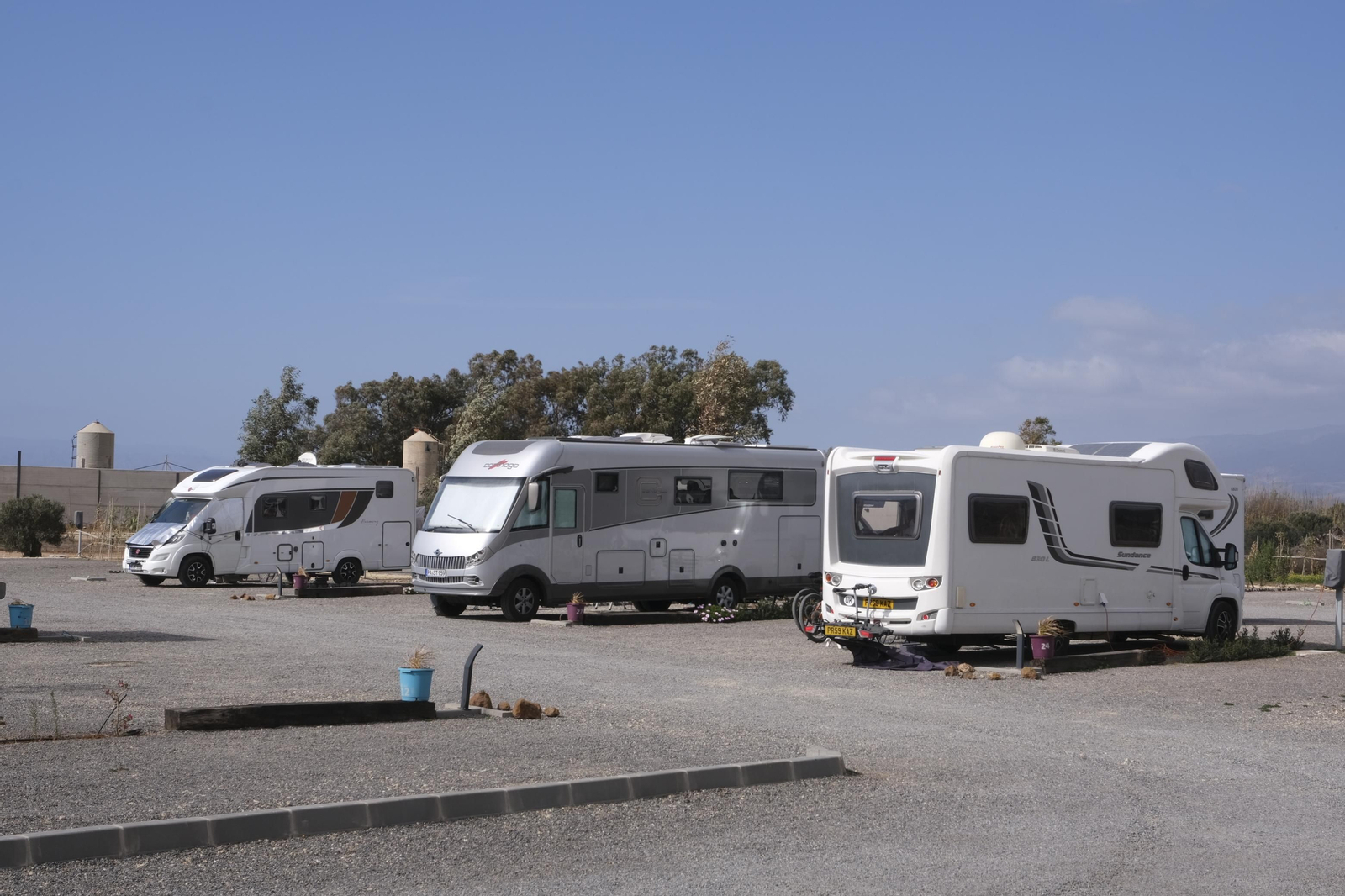 Imágenes de las autocaravanas estacionadas en Cabo de Gata.