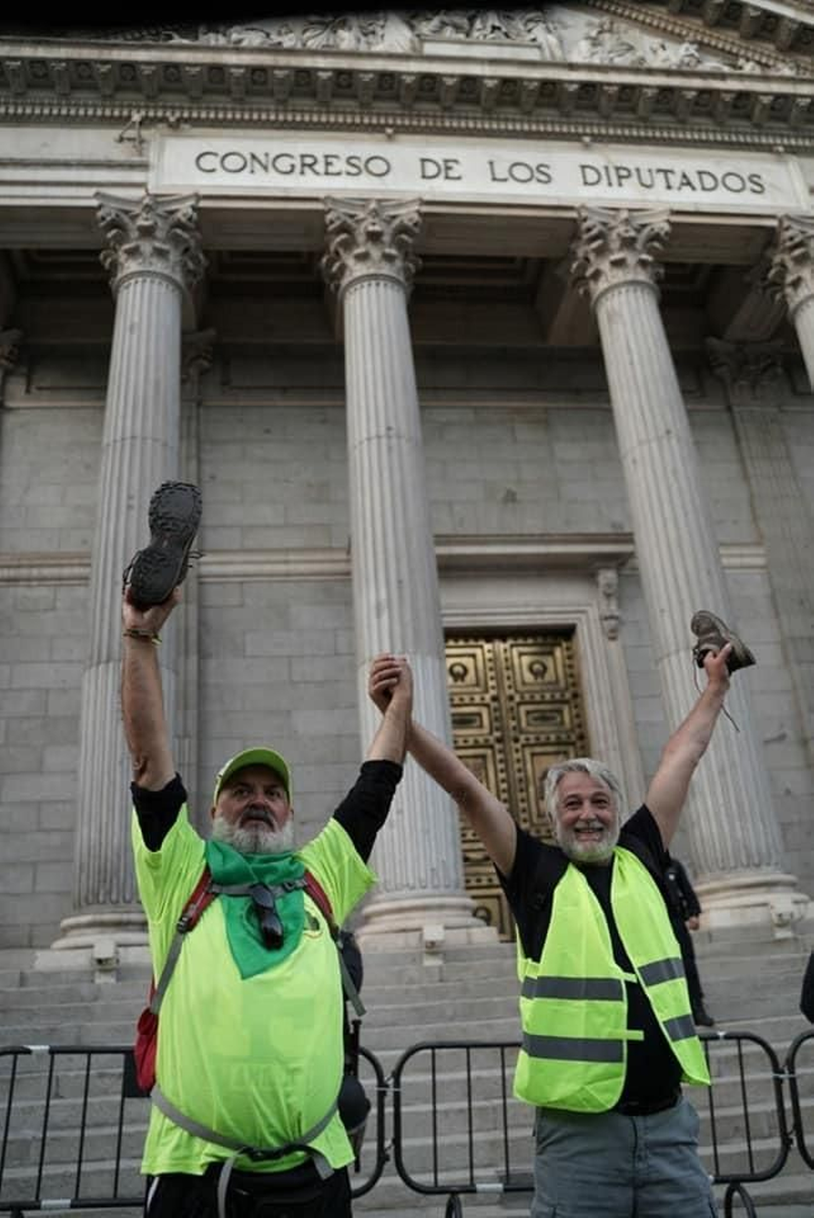 Dos pensionistas de la columna de Rota, frente al Congreso.