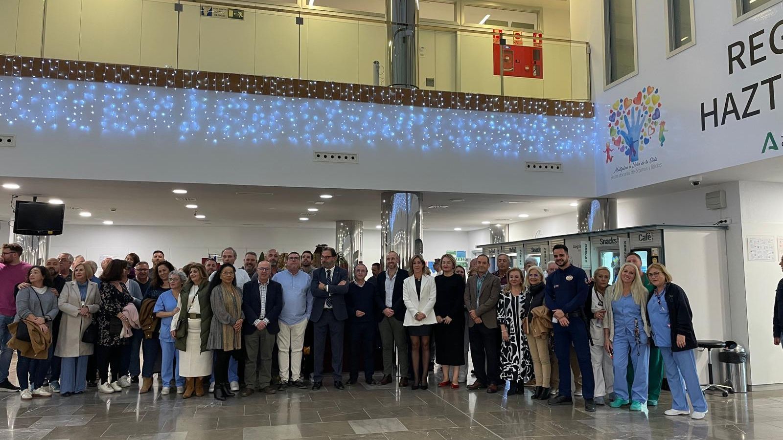 Autoridades y profesionales que asistieron a la inauguración del belén.