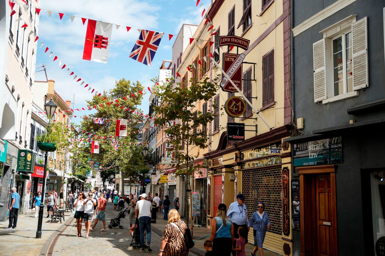 Vista parcial de Main Street en el día previo del National Day en Gibraltar.