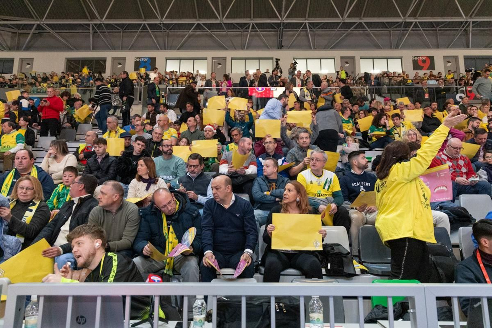 La fiesta amarilla en la goleada del Jaén FS al Barça, en imágenes