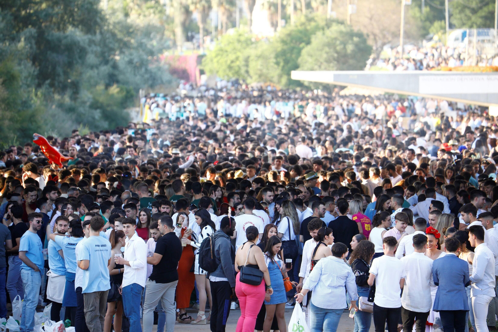 El clásico botellón del Miércoles de la Feria de Córdoba, en imágenes