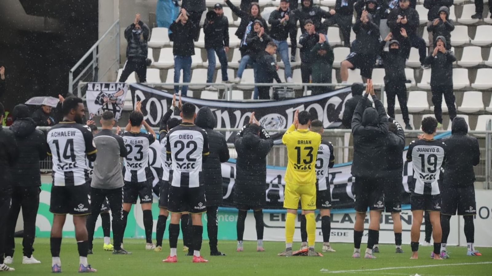 Jugadores y aficionados de la Balona celebran la victoria sobre el Córdoba B