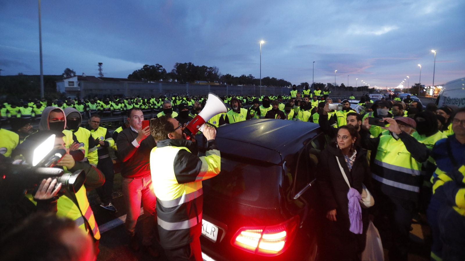 Imágenes del corte de la A-7 por los trabajadores de Acerinox en huelga, este viernes