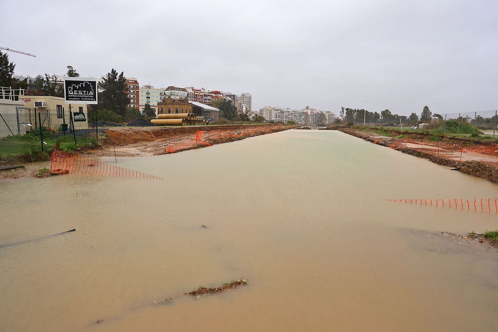 Intensas lluvias y calles desiertas en Huelva por la borrasca Marta