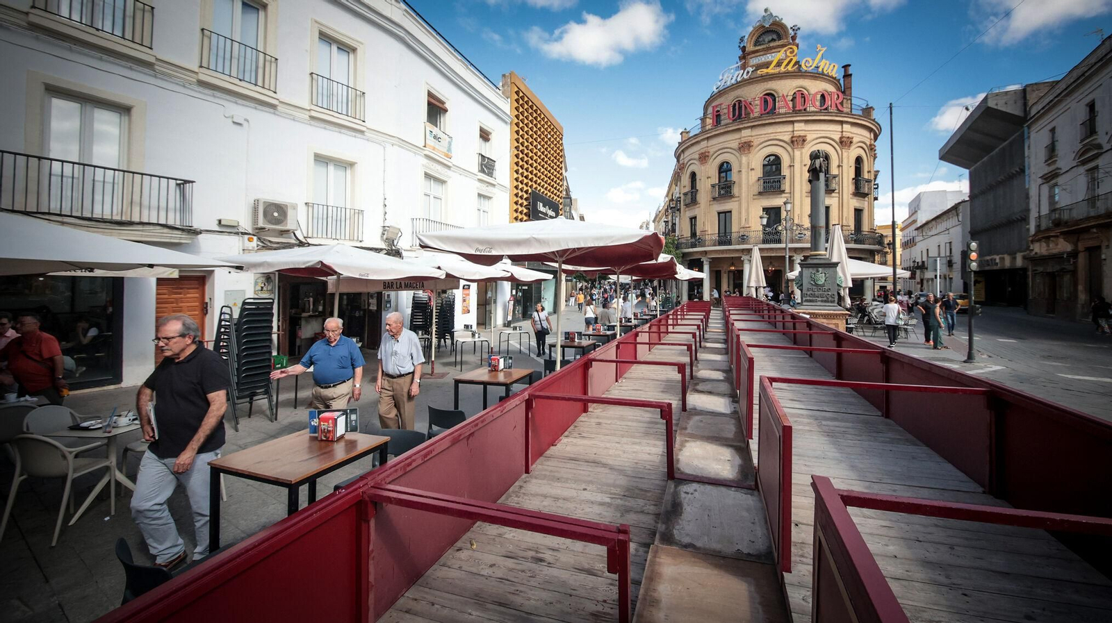 Montaje de los palcos en la calle Lancería.