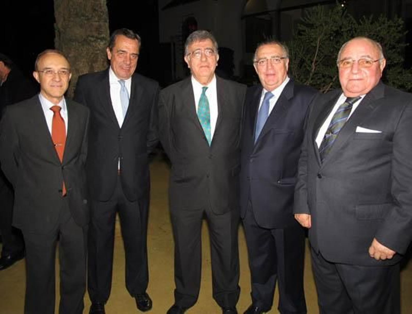 Francisco Núñez, consejero de Emasesa; Alberto Yarte del Toro (Iberdrola), doctor José Andrés Moreno Nogueira, presidente del Comité Técnico de AECC; José Pérez Rivero y José Antonio Cañal de León, vicepresidente AECC Sevilla.

Foto: Victoria Ramírez
