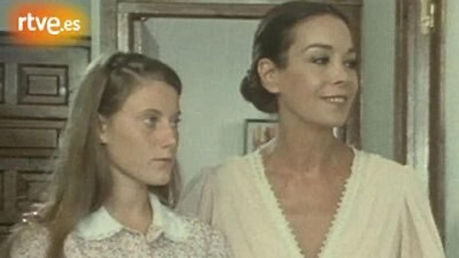 Elisa Montés (d), en 'Verano Azul', donde interpretó el papel de la madre de Bea y Tito
