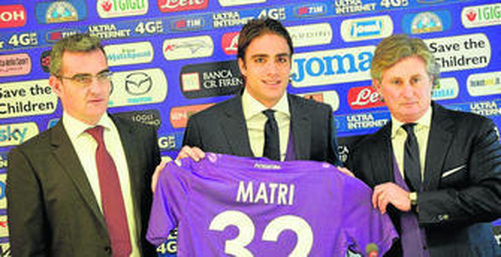 Eduardo Maciá, a la izquierda, en la presentación de Matri con la Fiorentina y con el director deportivo, Daniele Prade, a la derecha.
