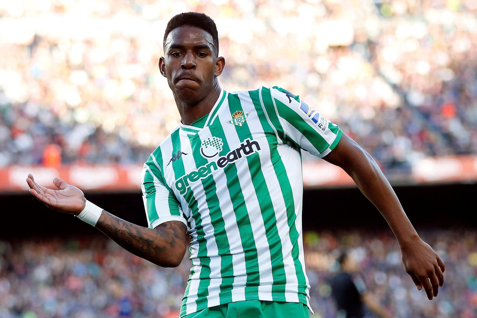 Júnior celebra bailando su gol al Barcelona en el Camp Nou.