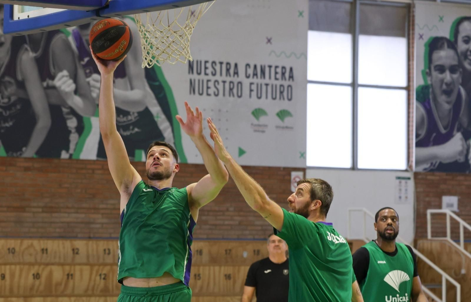 Las fotos de Fran Vázquez tutelando a los pívots del Unicaja Las fotos de Fran Vázquez tutelando a los pívots del Unicaja