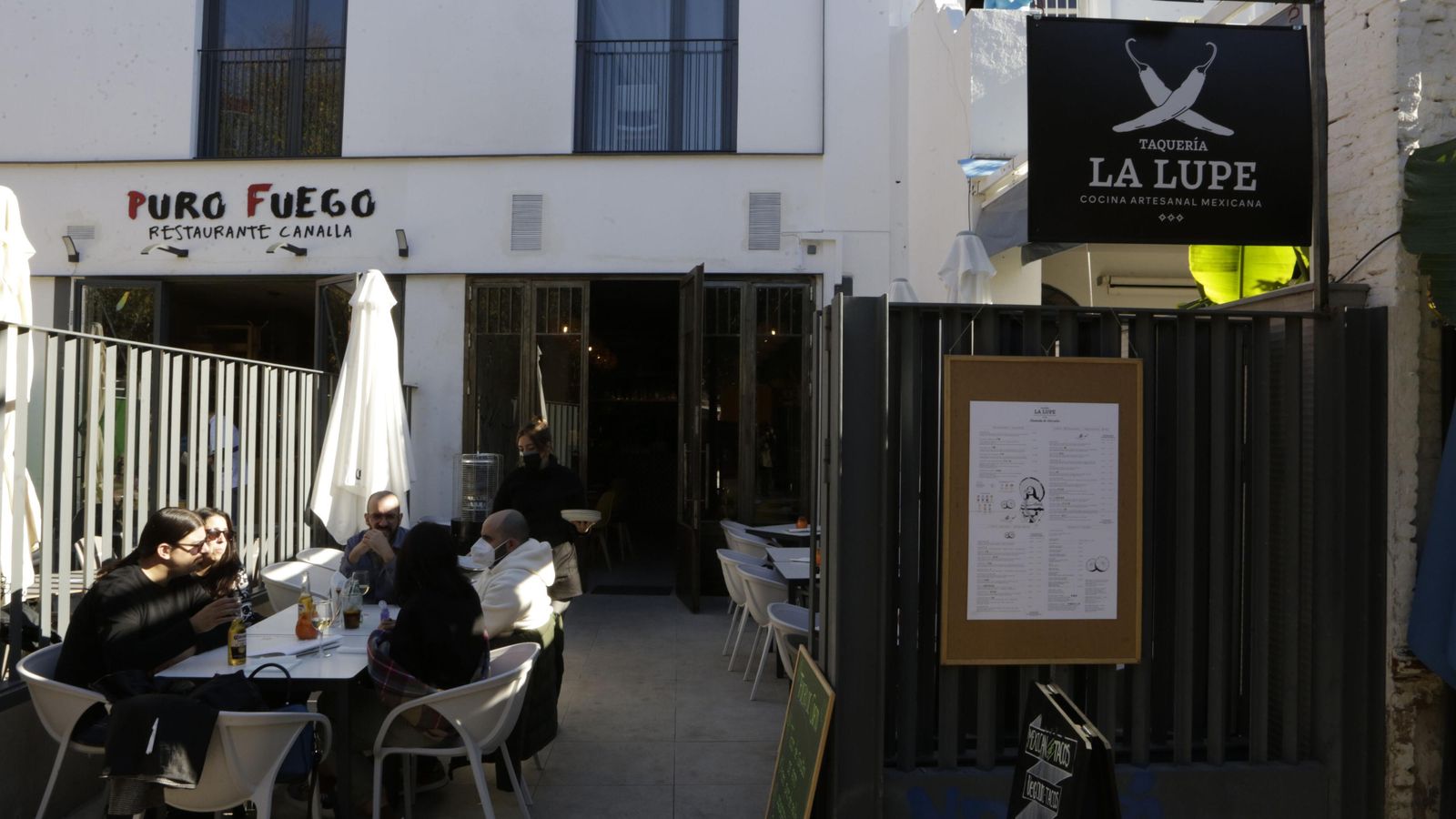 La terraza de la Taquería La Lupe en la Alameda de Hércules, número 56.