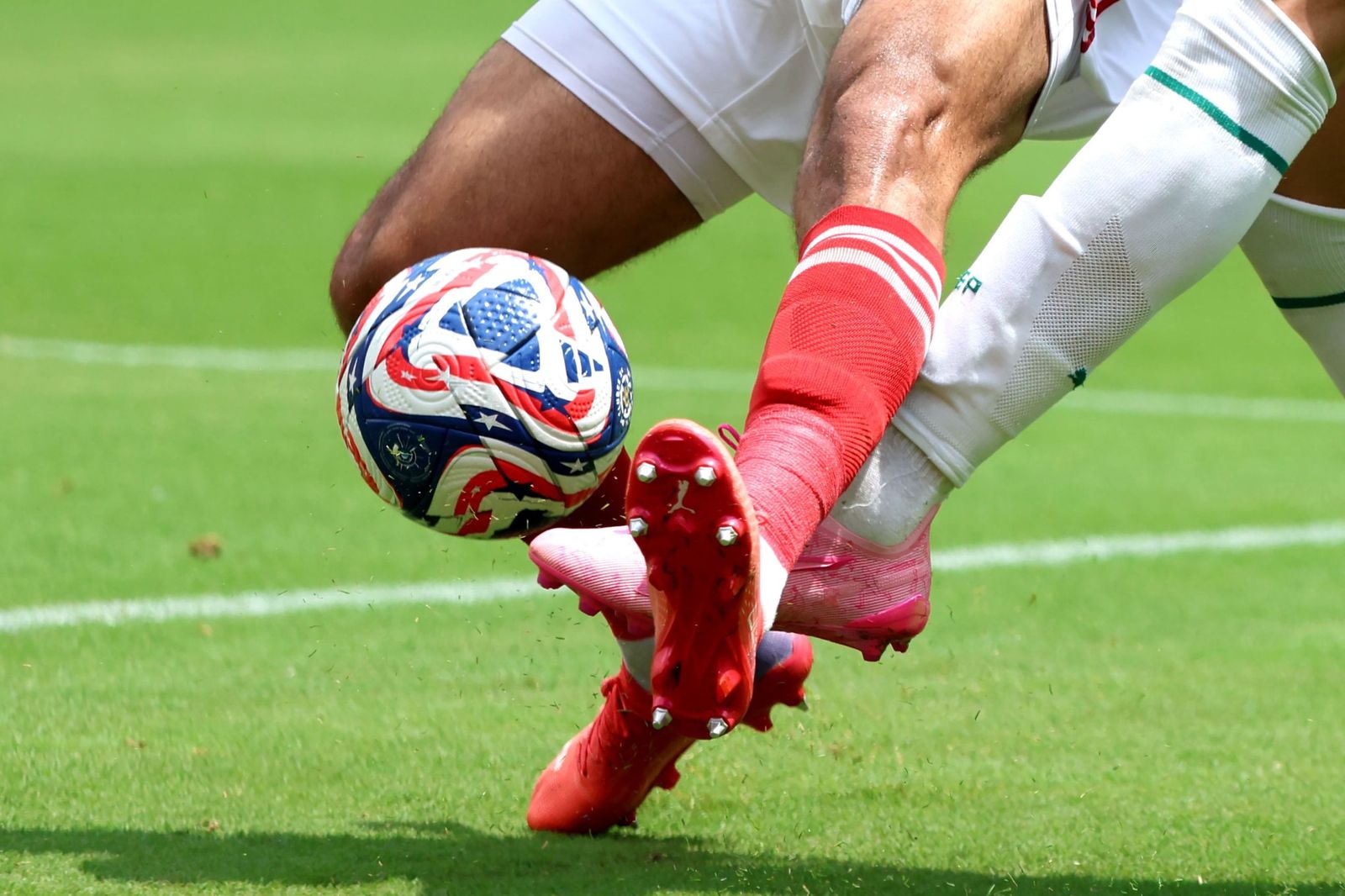 Jugadores luchan por el balón durante un partido.