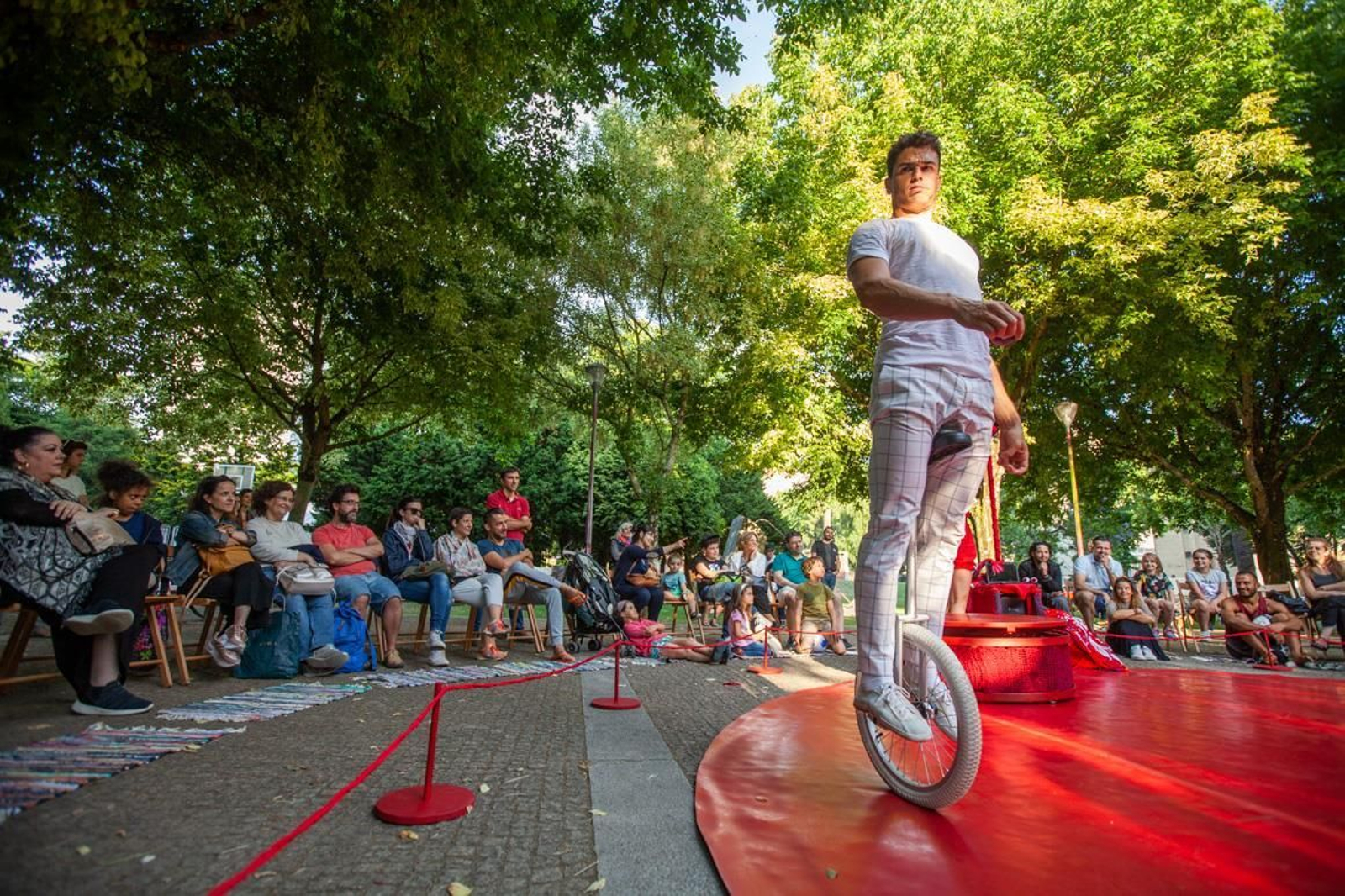 LaNórdika Circo estará en el Paseo de los Álamos con su espectáculo ‘Rojo Estándar’.