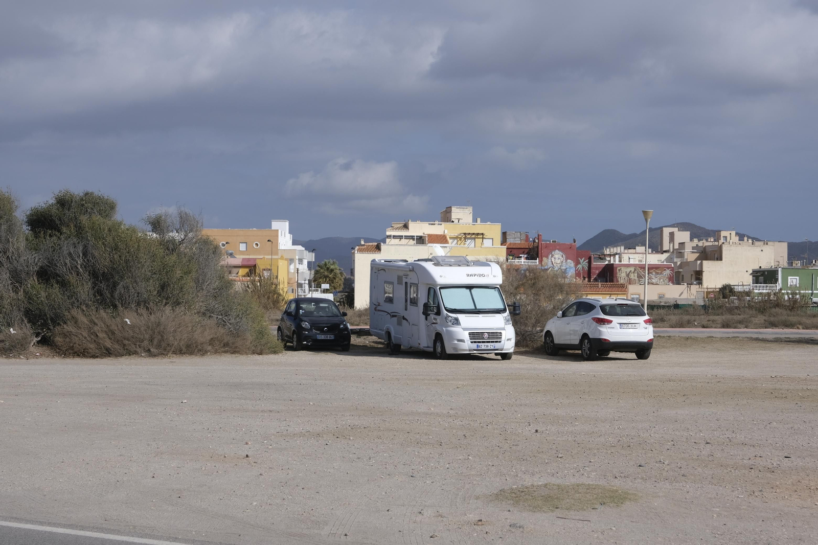 Imágenes de las autocaravanas estacionadas en Cabo de Gata.