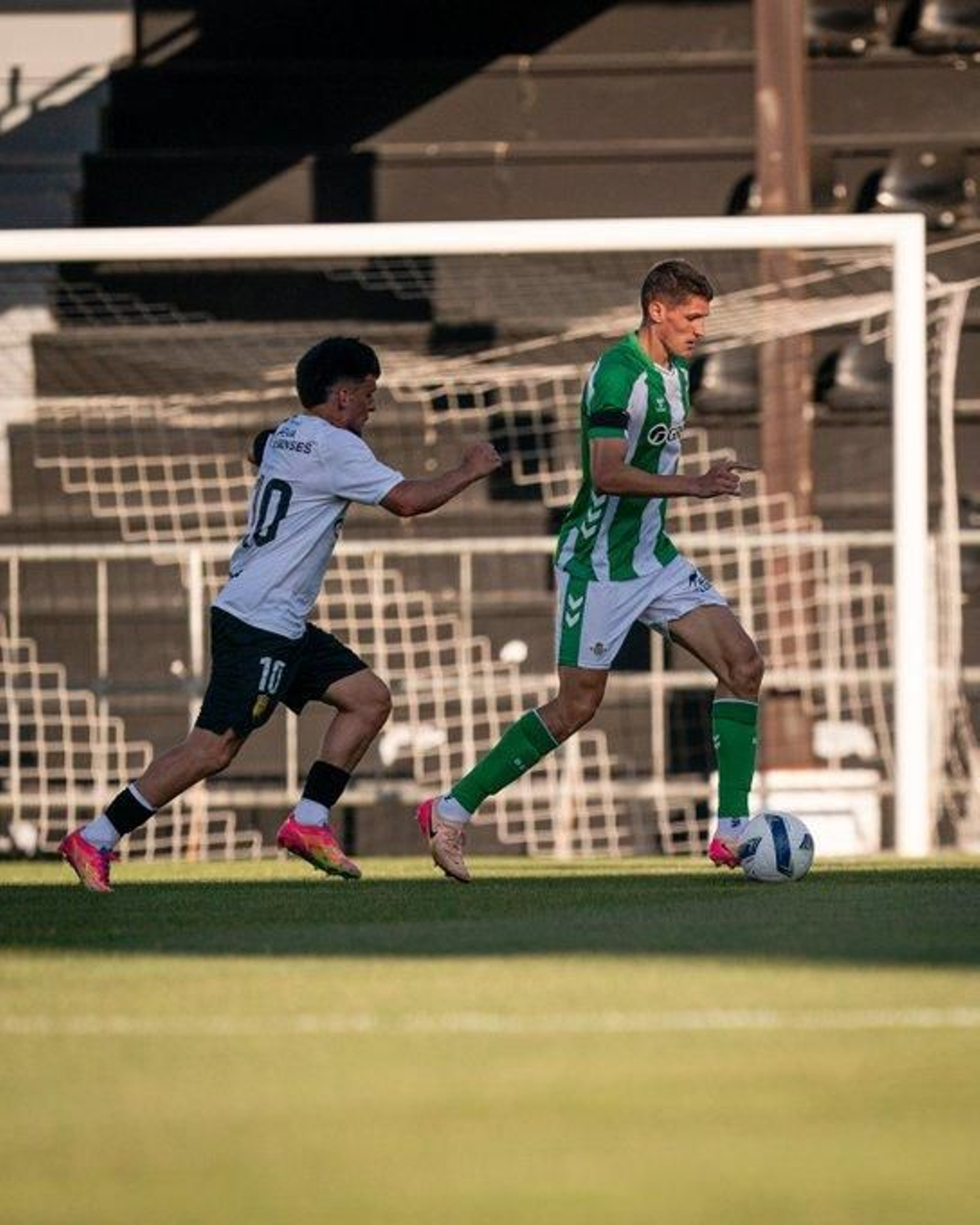 Altimira conduce la pelota ante la presión de Bruno Almeida.