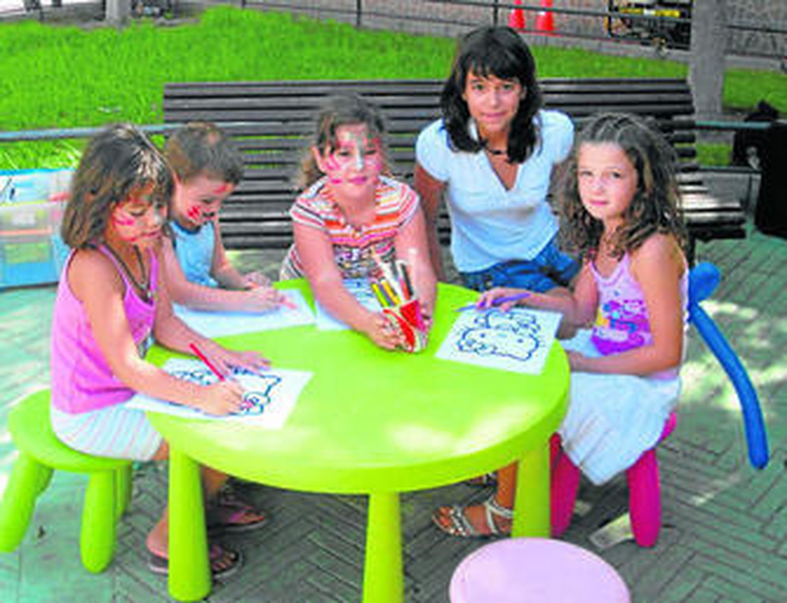 Mónica, David, Marina, Rosalía y Mireia prefirieron colorear.