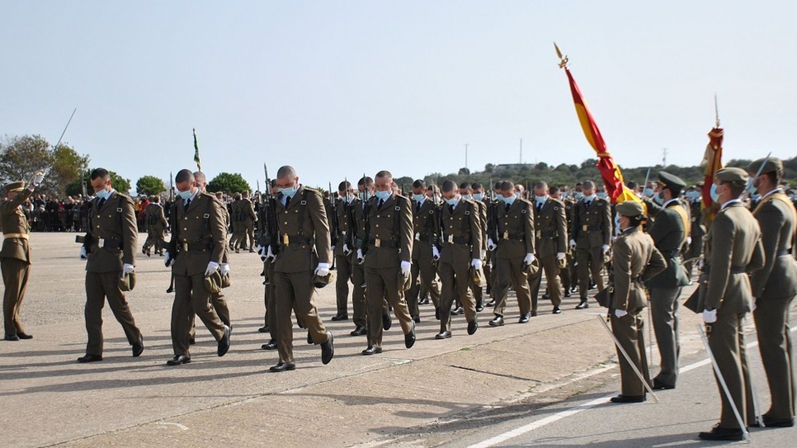 Paso de a tres durante la ceremonia de la jura de bandera en el CEFOT-2 de Camposoto.