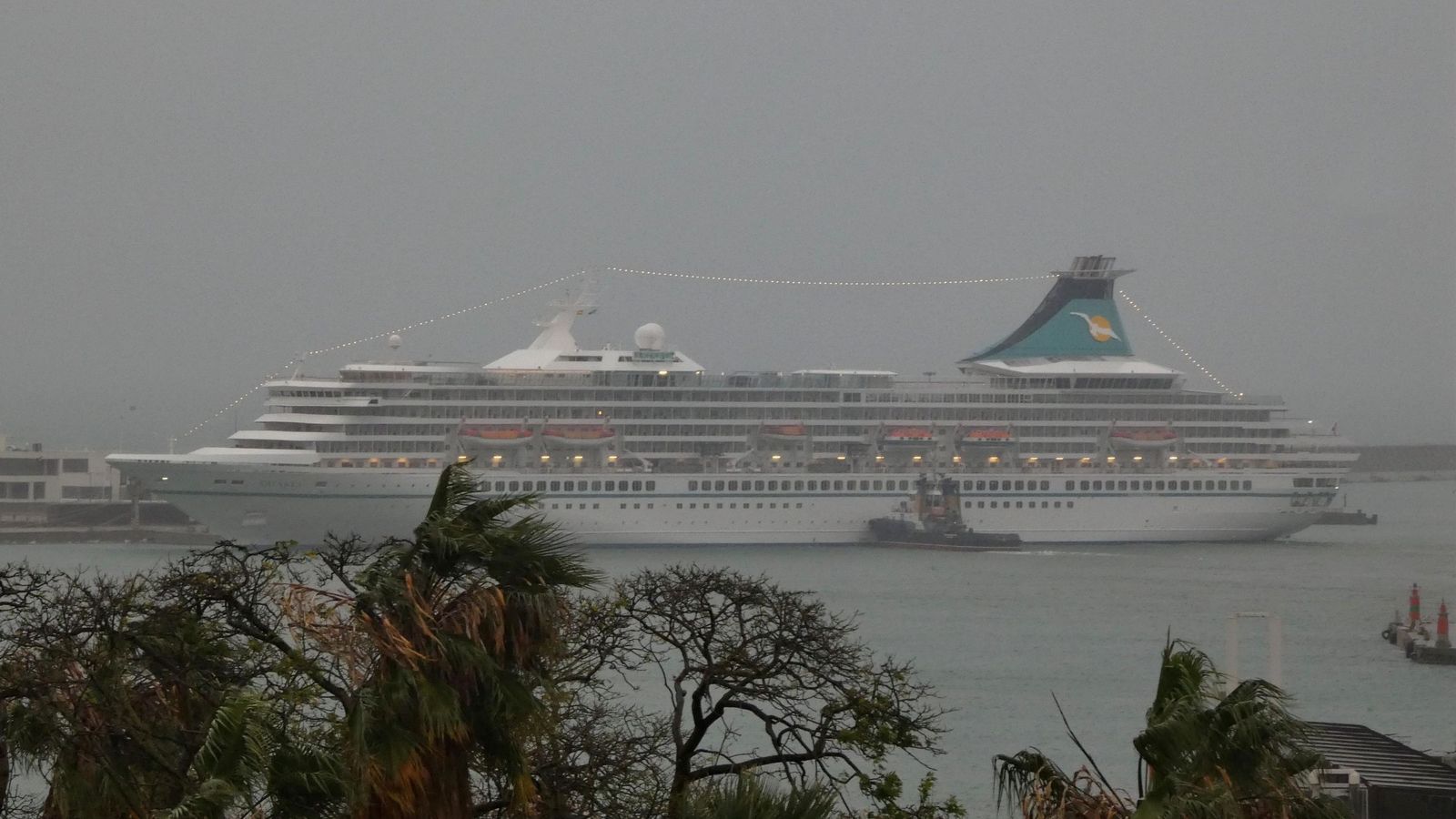 Remolcador 'Trheintaycuatro' empujando al buque de crucero 'Artania'