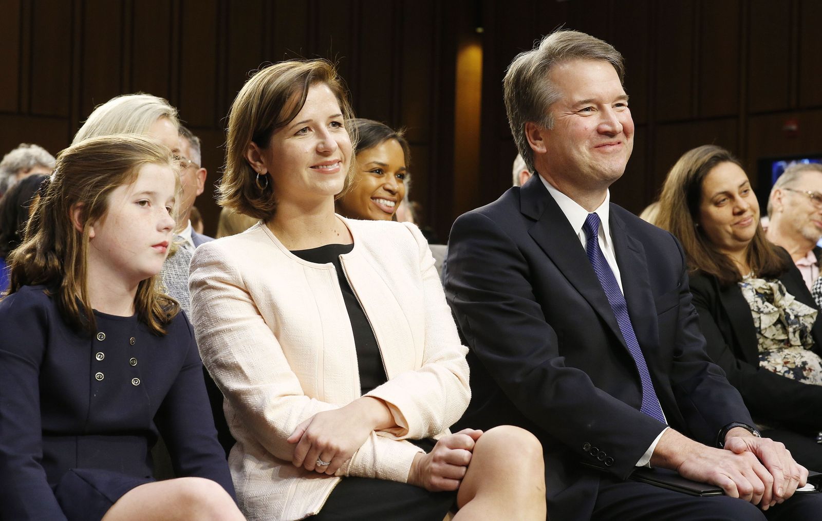 El juez Brett Kavanaugh (d), acompañado de su esposa, Ashley y su hija Liza