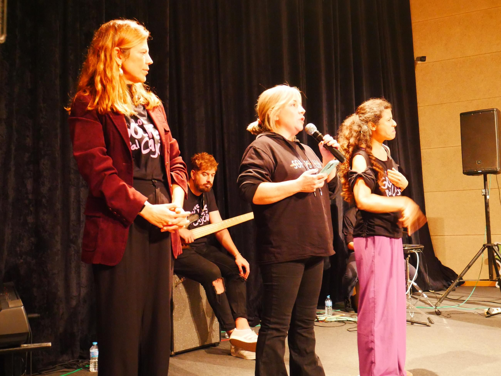 Lectura del manifiesto por parte de Ana Magallanes, acompañada por la concejala de igualdad y la intérprete de signos.