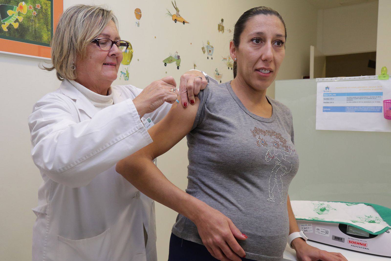 Las embarazadas están entre los grupos de riesgo a los que se les recomienda la vacunación.