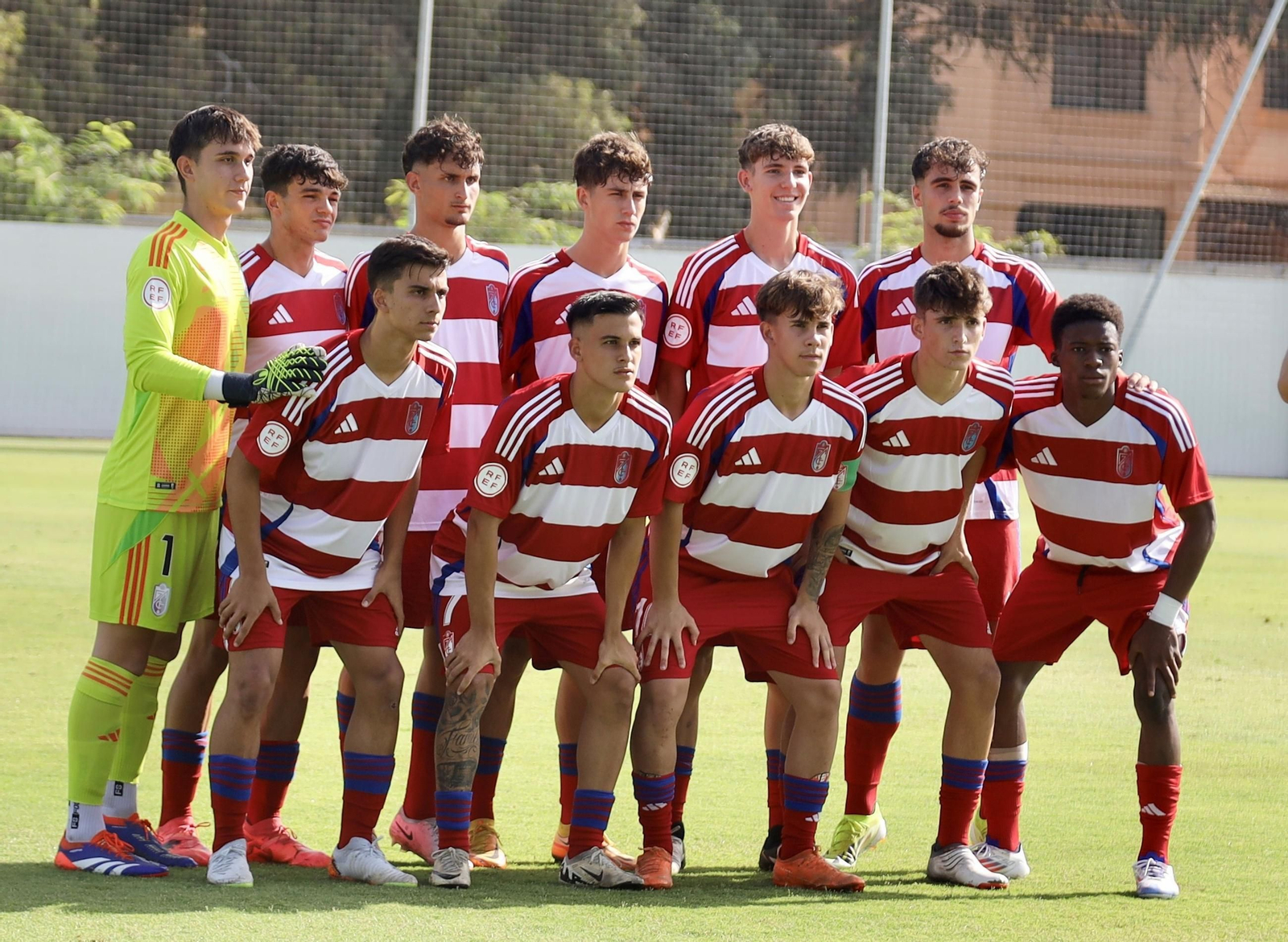 Un once del conjunto nazarí durante un encuentro de la presente temporada.