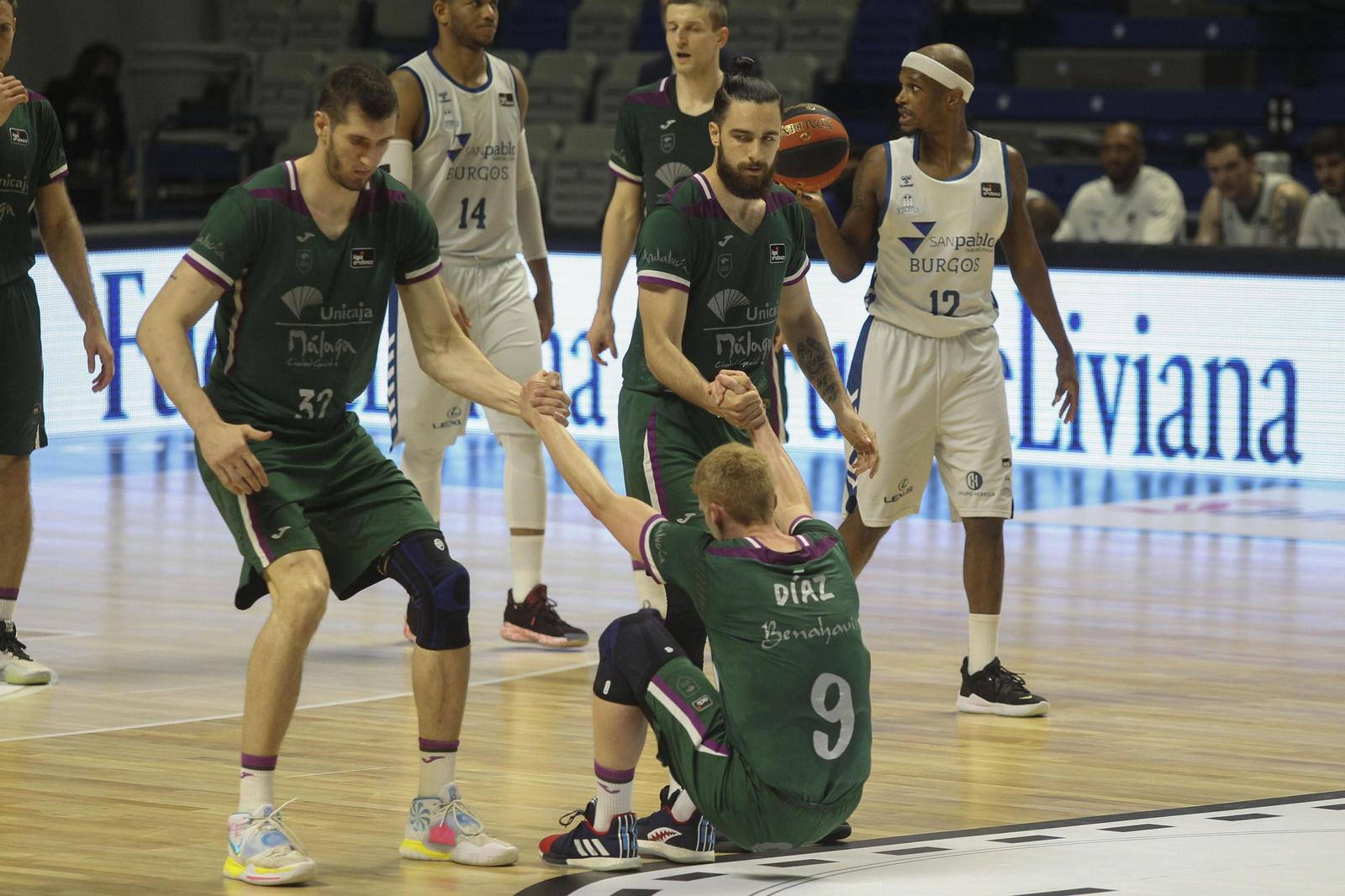 Guerrero y Alonso levantan a Alberto Díaz.