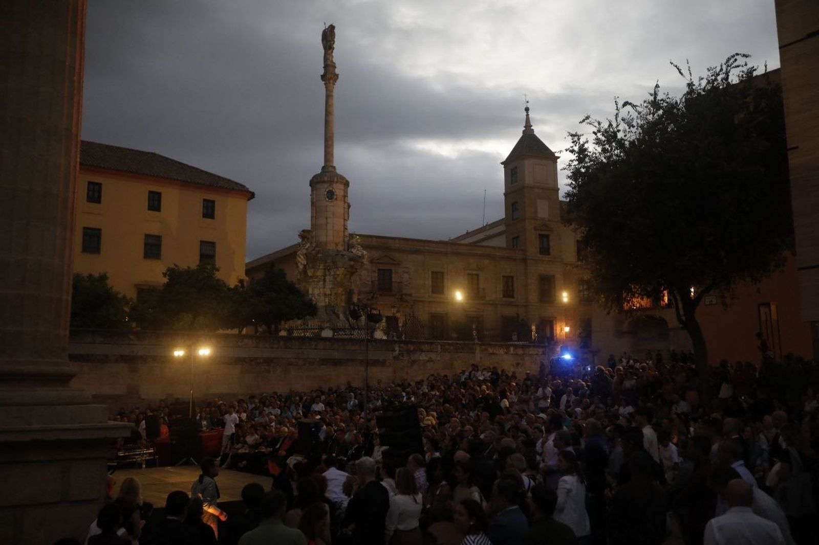 El espectáculo de danza española en la Puerta del Puente de Córdoba, en imágenes