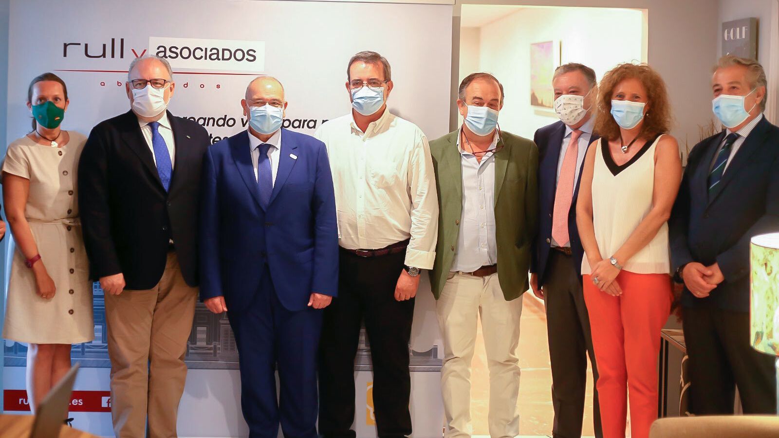 Un momento previo a la celebración del desayuno ofrecido por Luis Martínez Hervás.