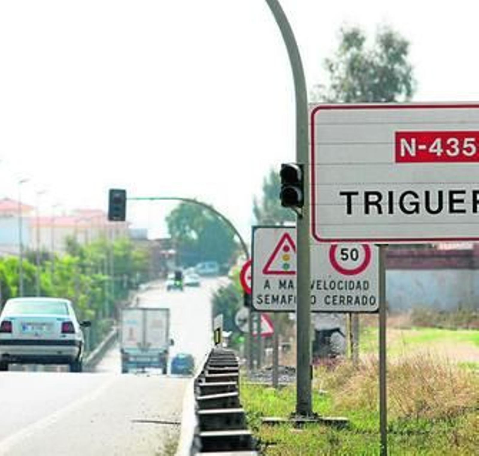 Varios vehículos circulan por la carretera nacional N-435.