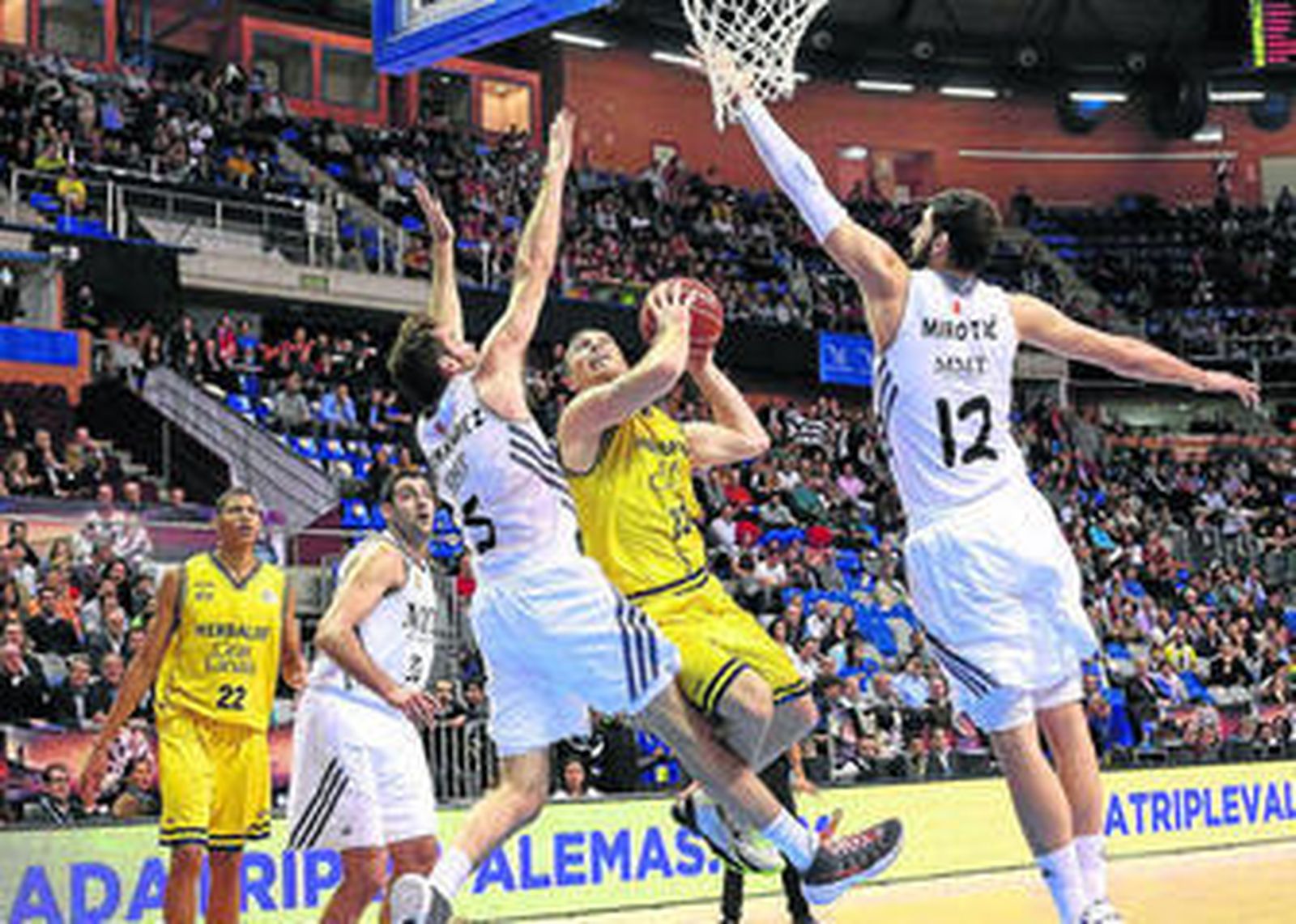 Hansbrough trata de hacer una penetración ante la oposición de Rudy Fernández y Mirotic.