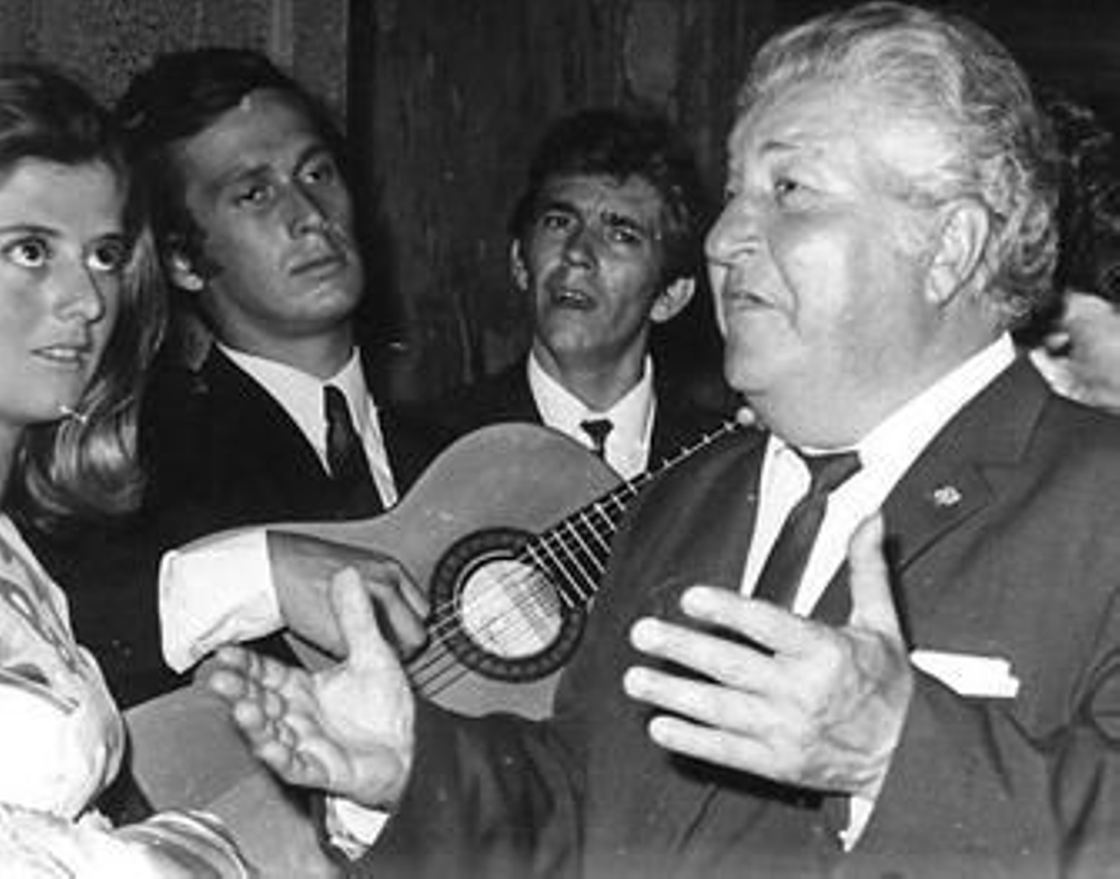 Pericón de Cádiz, improvisando un cante, con la guitarra de Paco de Lucía, en el descubrimiento de una placa en su casa natal, en la calle Vea Murguía.