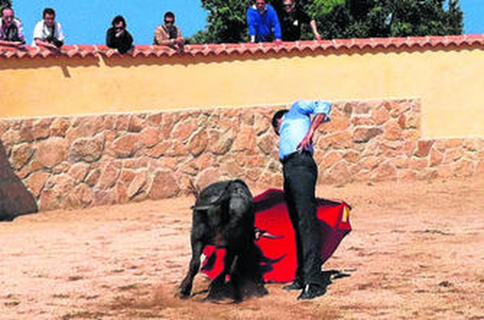 Salvador Cortés, ayer, en un derechazo, ante una astifina vaca de Victorino Martín.