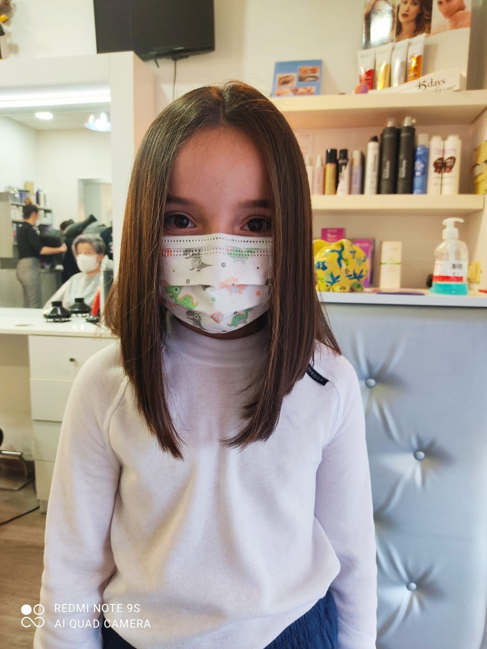 Vera, de 8 años, tras donar su cabello.