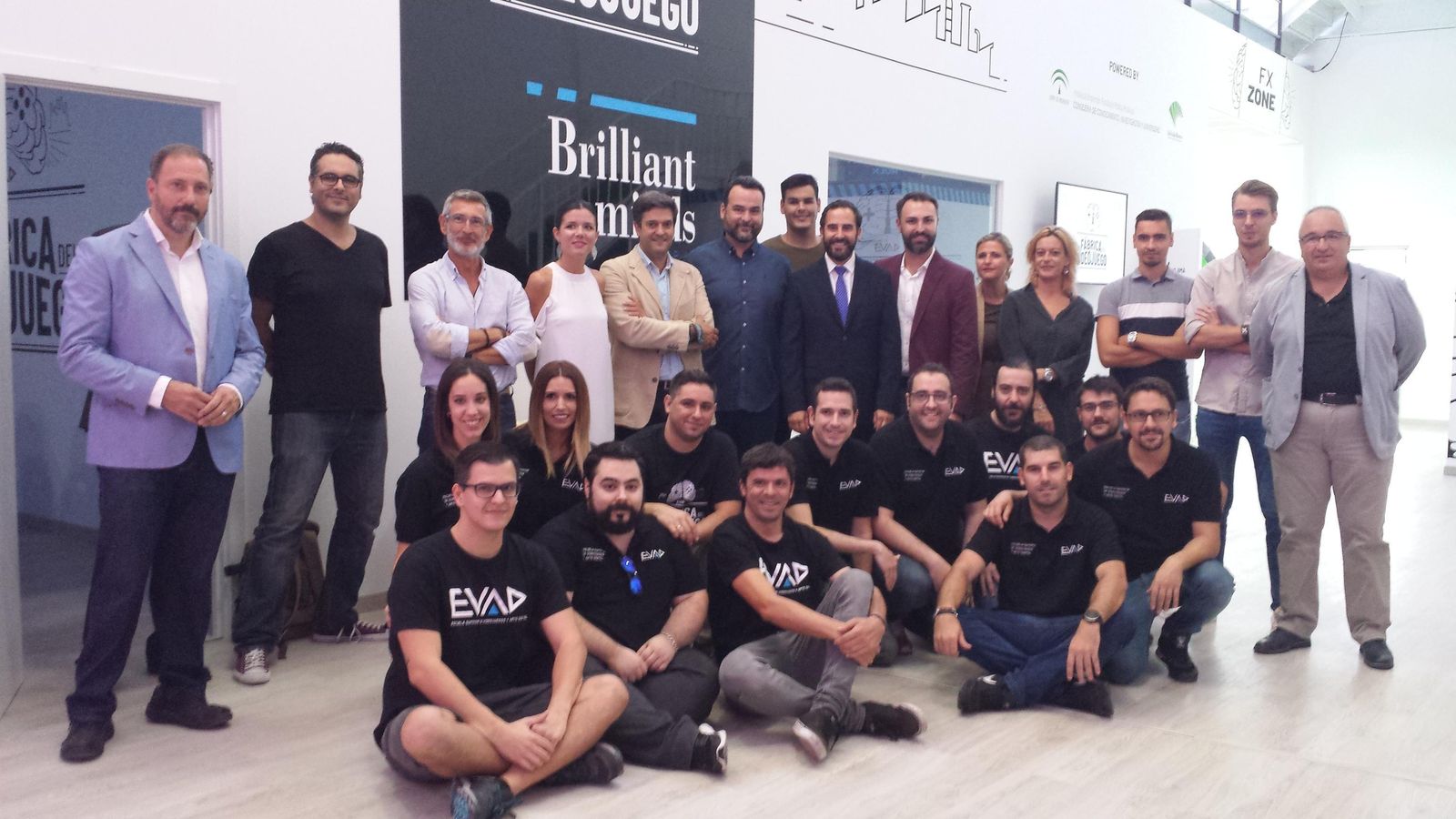 Los directores del centro, patrocinadores y profesores de los ciclos ayer durante la inauguración.