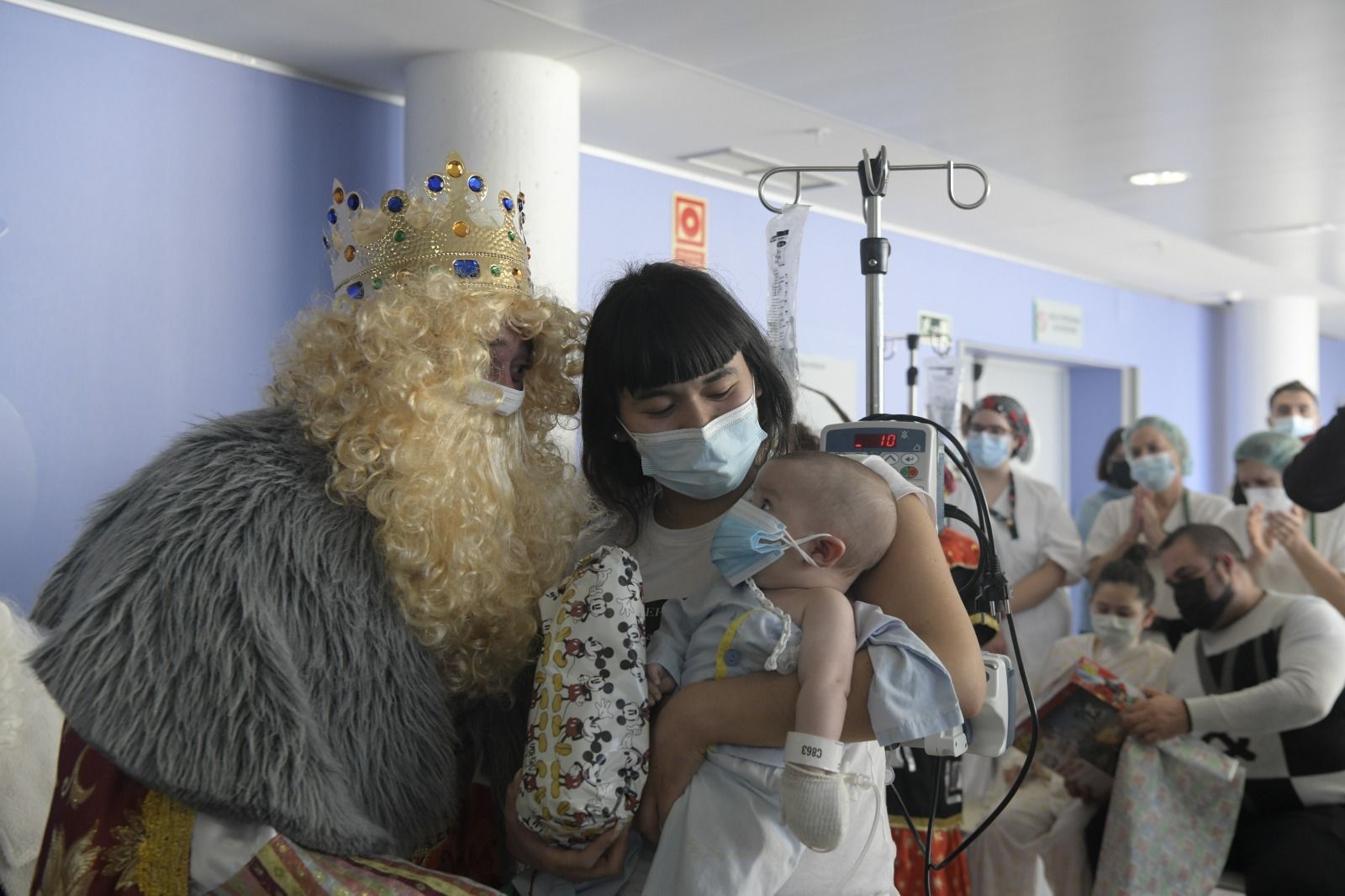 Así ha sido la visita de los Reyes Magos a los niños hospitalizados en el Hospital San Cecilio de Granada
